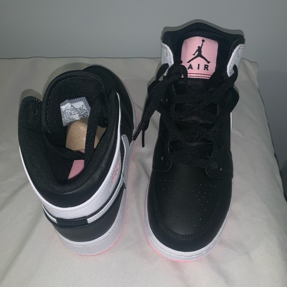 Air Jordan 1 mid. Size 5. - Picture 2 of 5